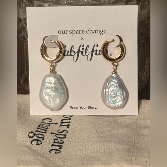 OUR SPARE CHANGE~FRESHWATER PEARL 18K GOLD HUGGIE EARRINGS~NEW WITH TAGS & BAG - Picture 8 of 16